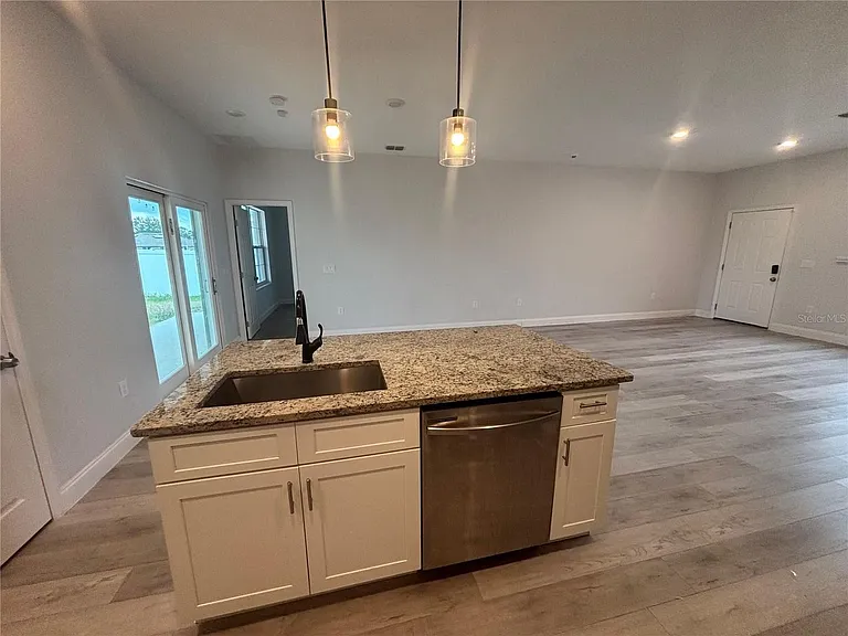 423 Churchill Ct — Photo 14
