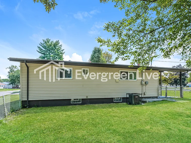 2435 Orleans Ln — Photo 16