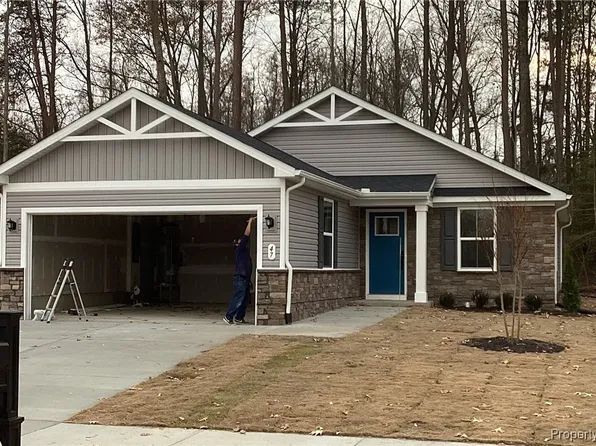 47 Pleasants Ln, Kilmarnock, VA 22482