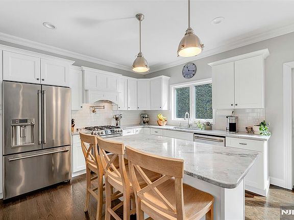 5th image of 51 Terrace St