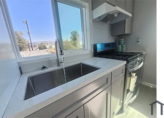 2 bed, 800 sqft, $2,700 — Photo 2