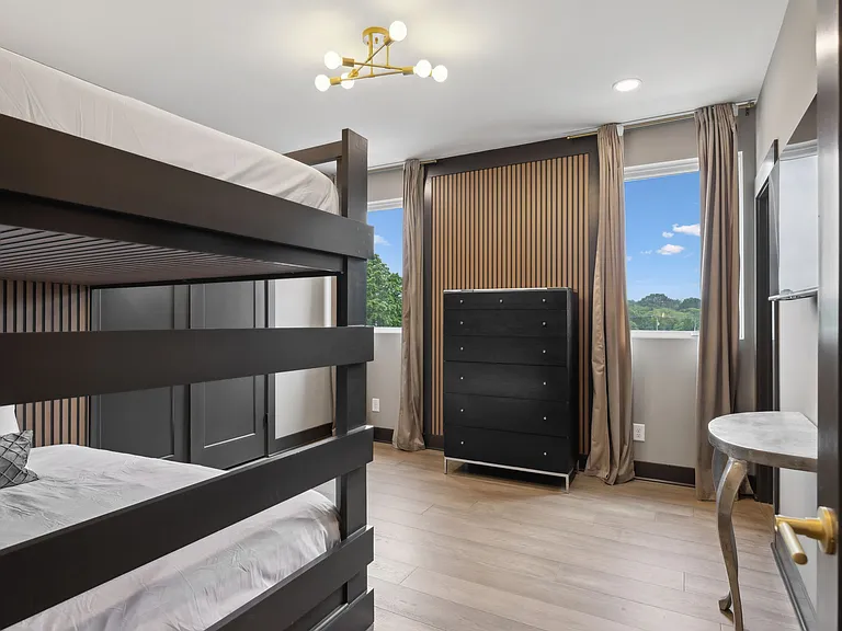 bunk room (full size beds)