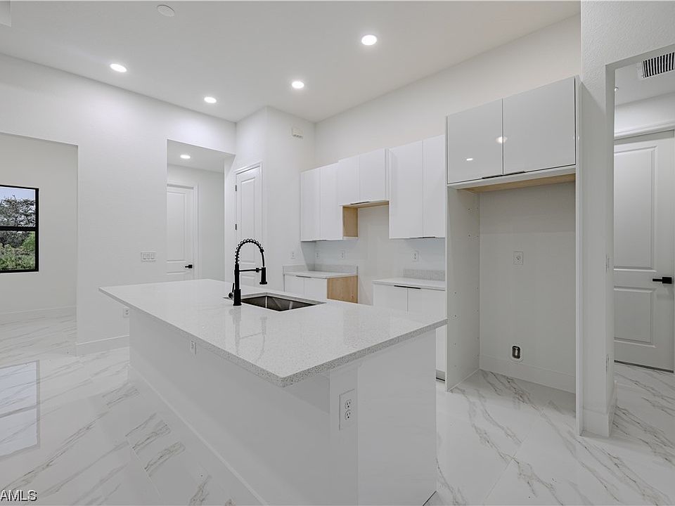 1st image of 906 Tena Ave N