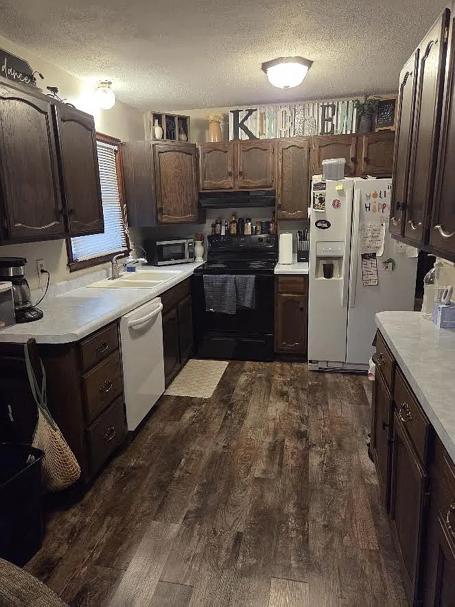 3 bed, 1.5 bath, 1400 sqft, $2,000 — Photo 3