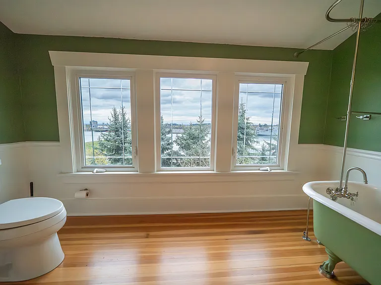 upstairs bath - view of Mt St. Helens, Mt Rainier, Mt Adams on a clear day