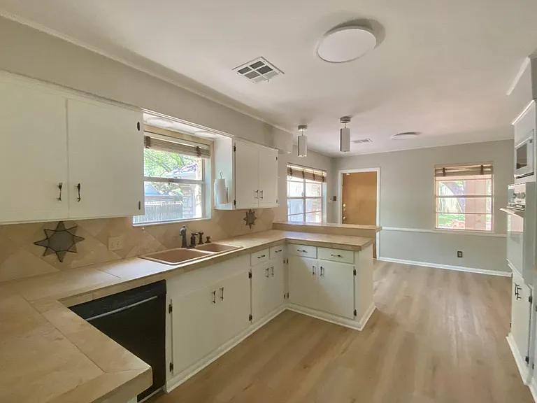 8708 Azalea Trl — Photo 14
