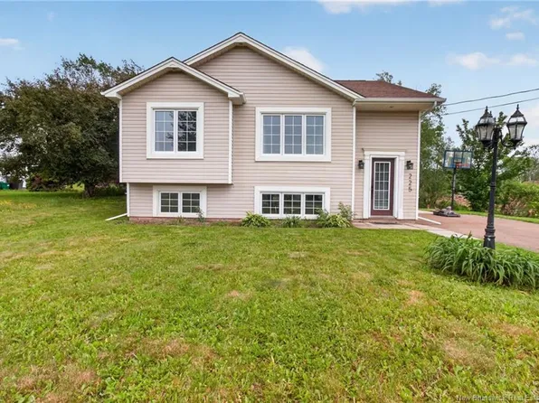 225 Thomas St, Dieppe, NB E1A 2C3