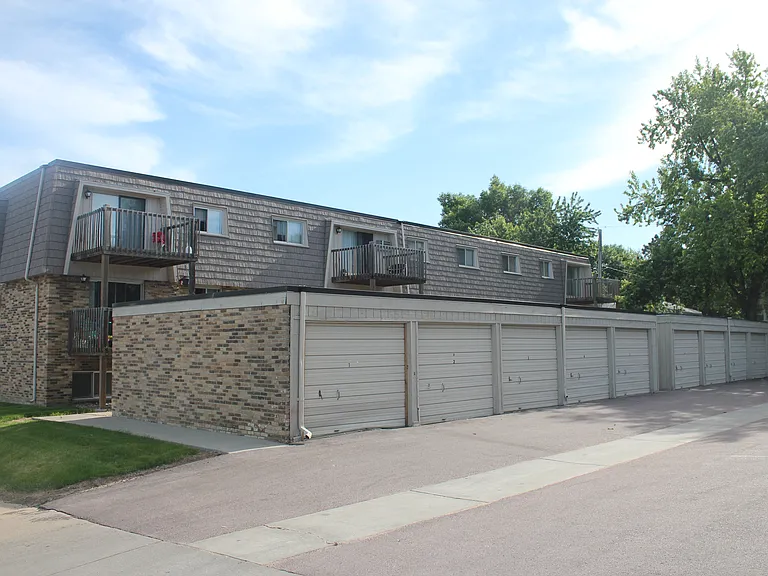 Kings Kourt Apartments — Photo 10