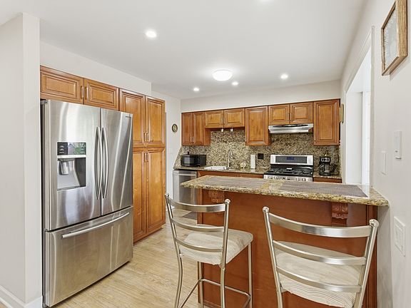 5th image of 824 Oakton Ave
