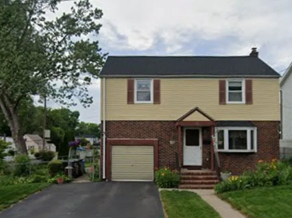 37 Surrey Ln, Bergenfield, NJ 07621