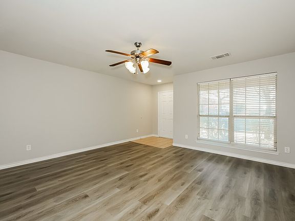 4th image of 1204 Boxwood Dr