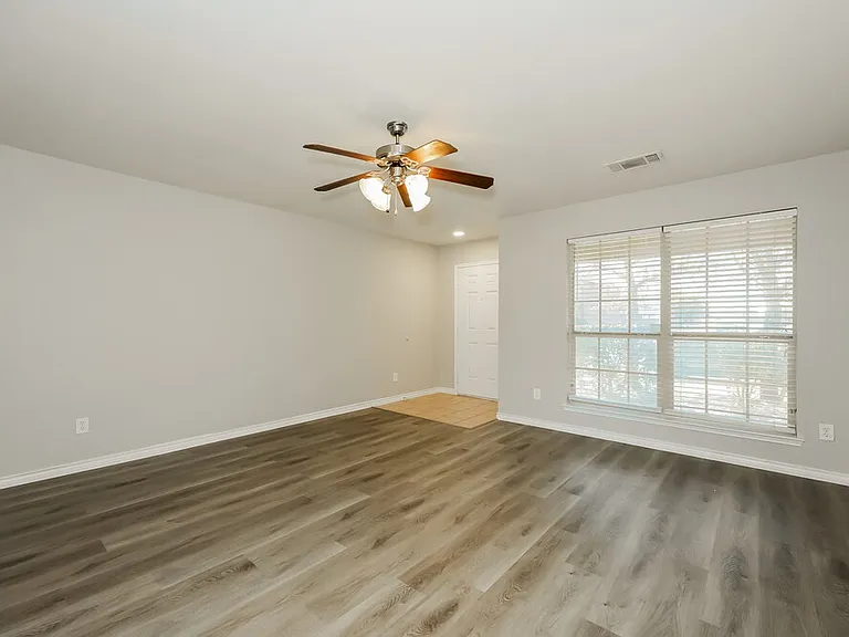 1204 Boxwood Dr — Photo 4