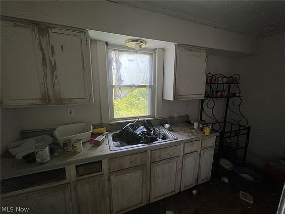 5th image of 1853 Marloes Ave