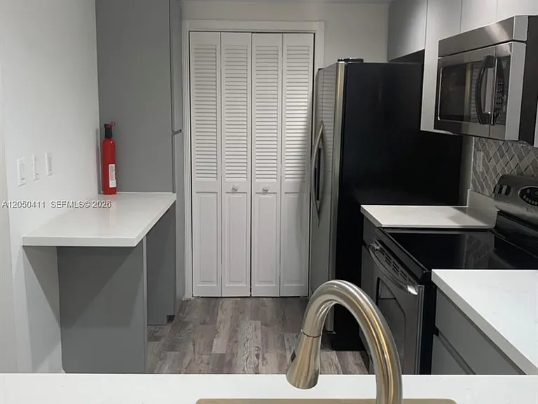 322 Navarre Ave — Photo 10