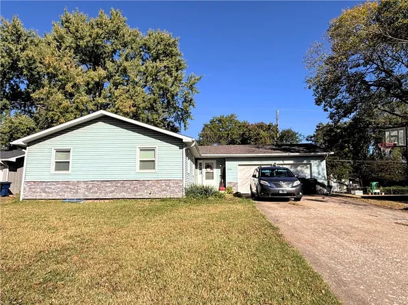1730 W 27th Ter, Lawrence, KS 66046