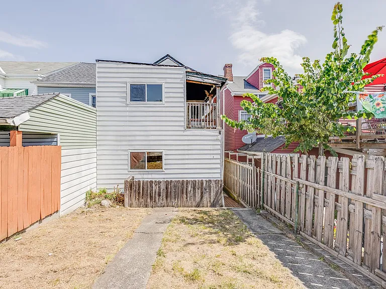 2120 Salisbury St S — Photo 45