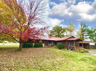 201 E 10th St, Flora, IL 62839