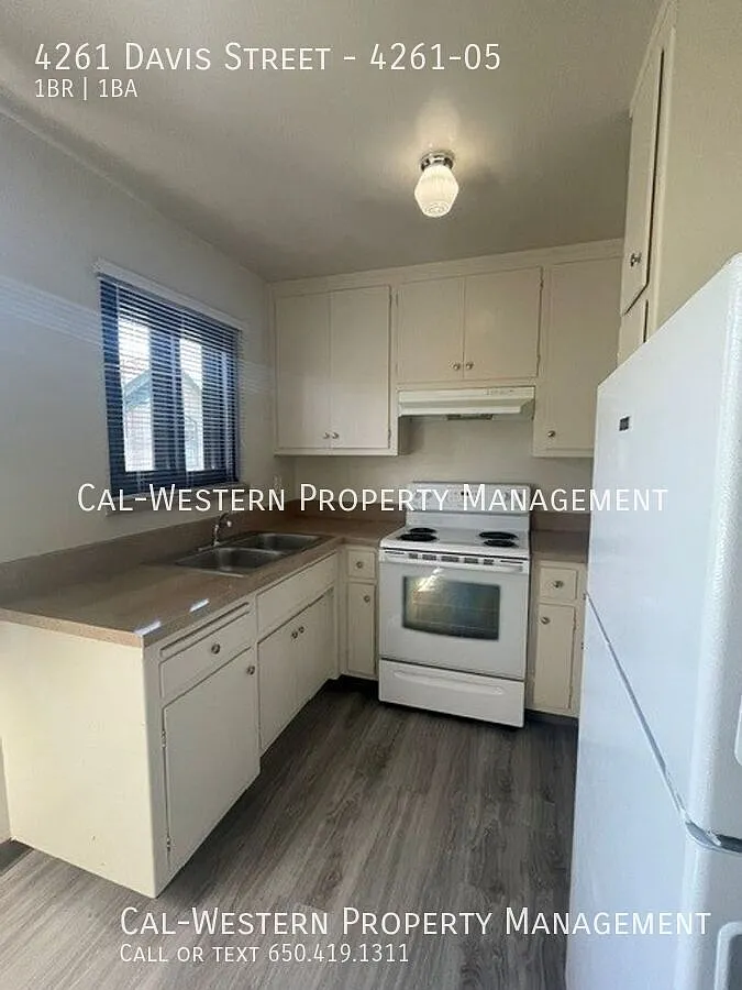 Spacious 1 Bedroom 1 Bath Upstairs Apartment End Unit — Photo 1