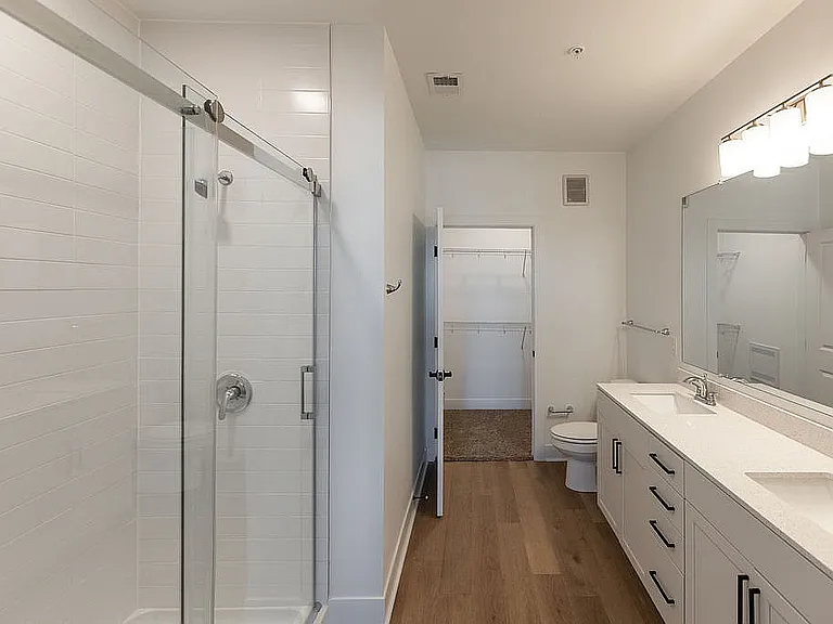 4 West — Photo 19
