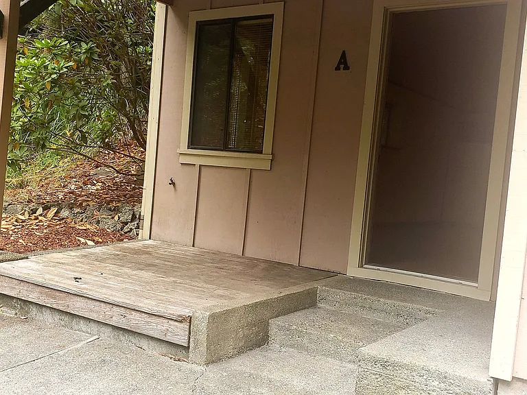 2260 Terrace Ave — Photo 2