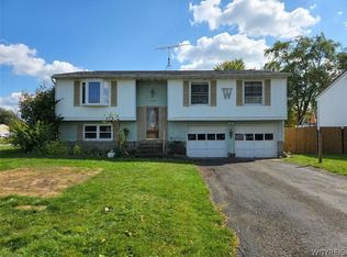 6568 Royal Pkwy N, Lockport, NY 14094