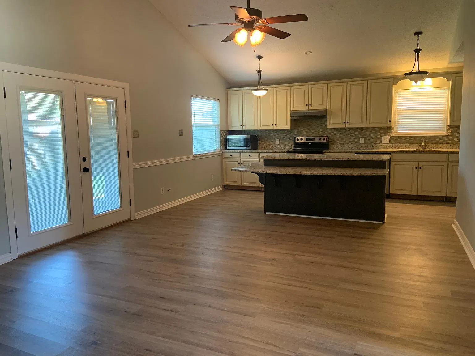 3 bed, 1244 sqft, $1,900 — Photo 2