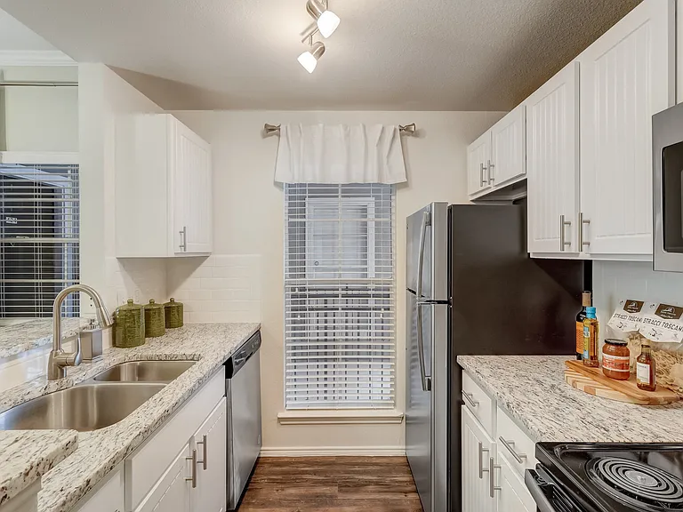 Riverbend Apartments — Photo 8