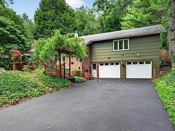 3rd image of 6 Far View Hills Rd