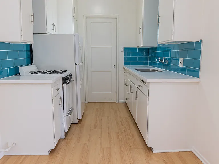 Gayley Manor Apartments — Photo 50