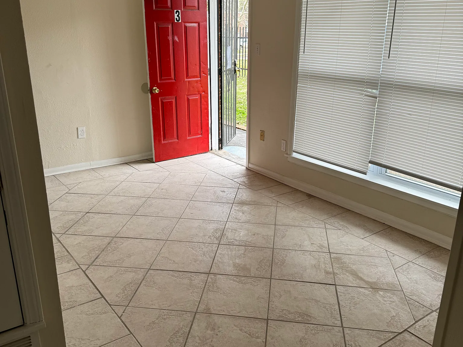 2 bed, 750 sqft, $860 — Photo 2
