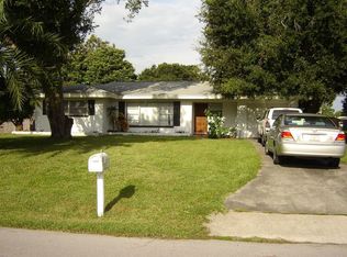 572 Woodland Dr, Largo, FL 33771