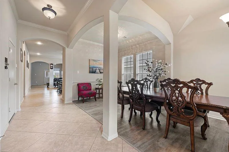 4 bed, 2.0 bath, 2191 sqft, $2,200 — Photo 3