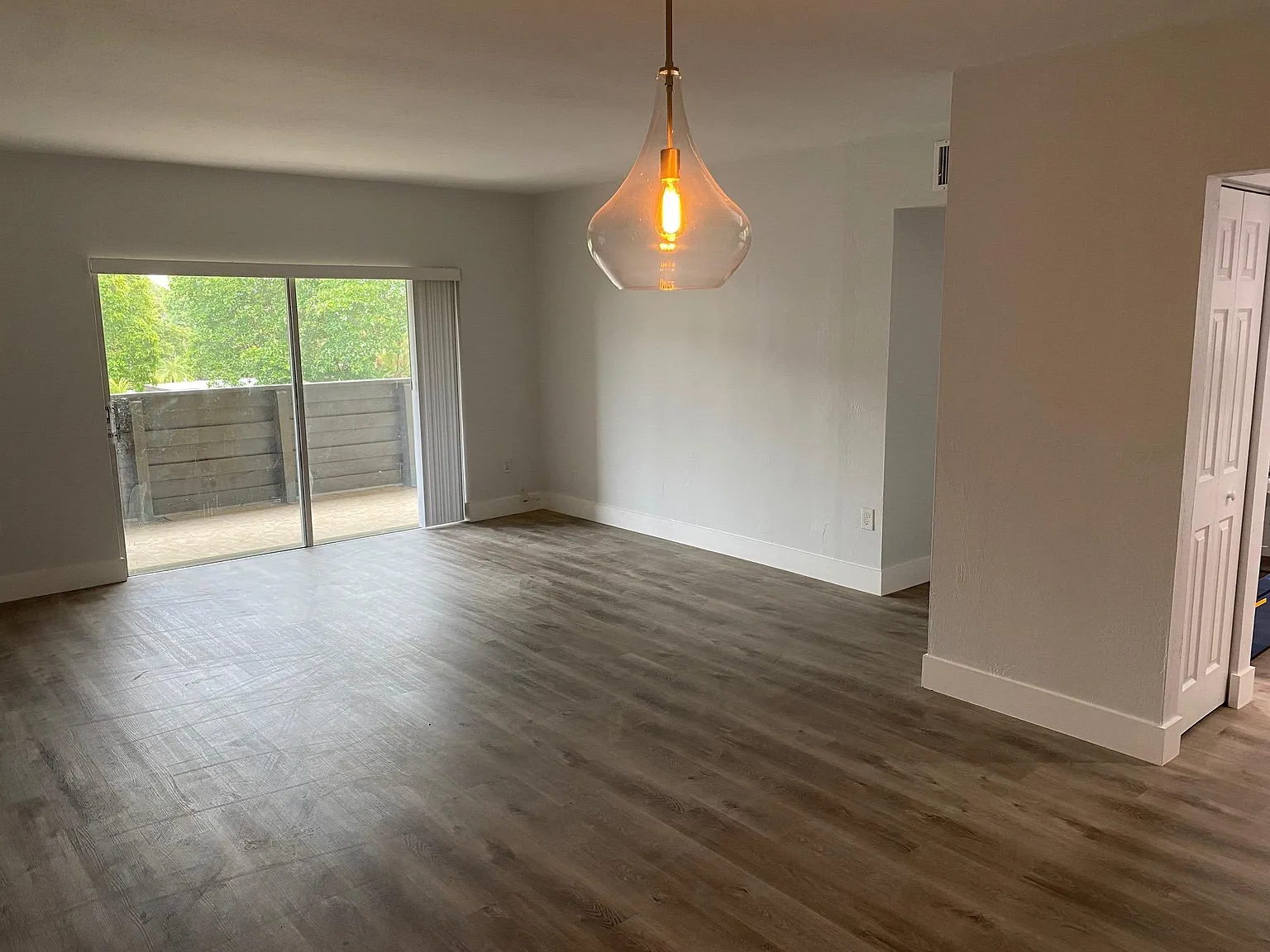 2 bed, 1033 sqft, $2,700 — Photo 3