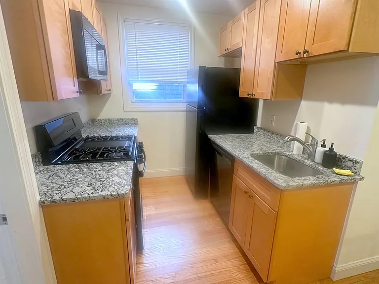 82 Sacramento St #3 — Photo 1