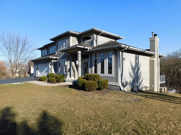 3rd image of 695 Castlewood Dr