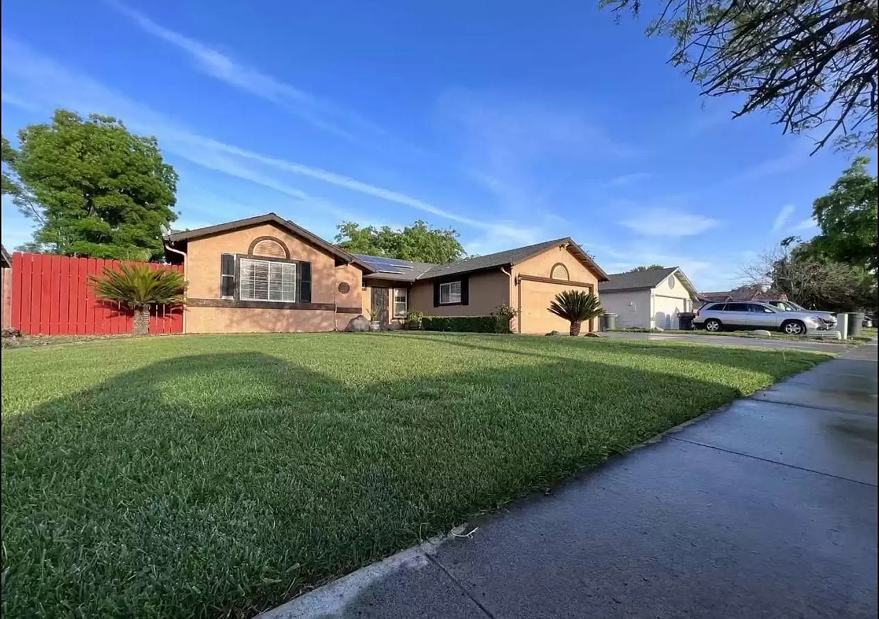 3 bed, 1291 sqft, $2,350 — Photo 2