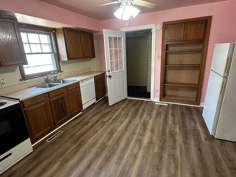 432 Baker St — Photo 3