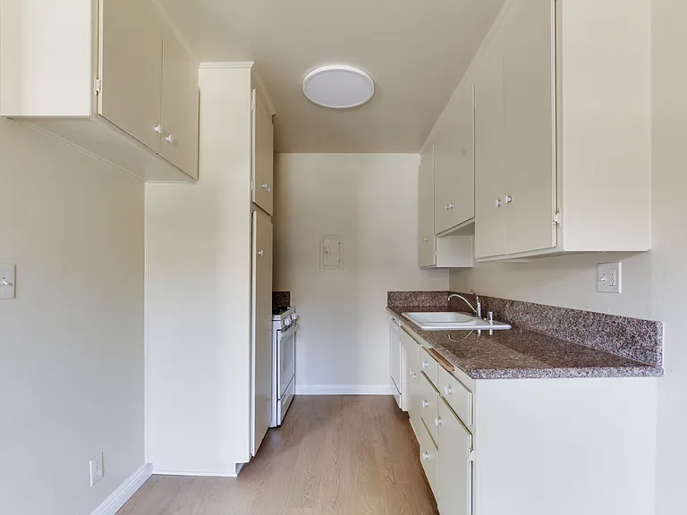 Coldwater Canyon Apartments — Photo 4