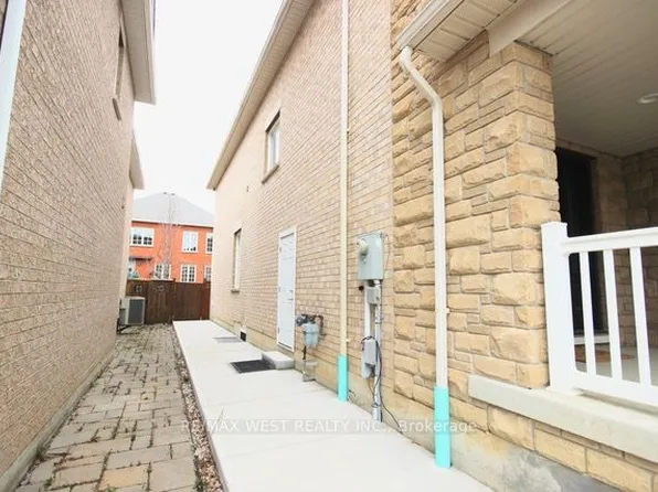 150 Valley Vista Dr #Basement, Vaughan, ON L6A 0Z4