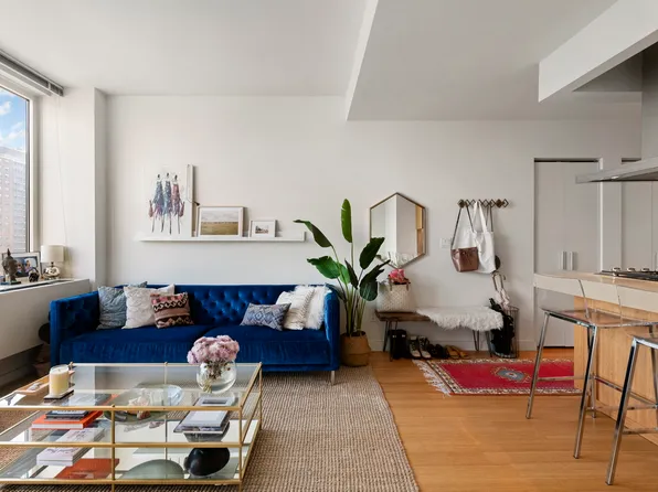 450 West 17th Street image 1 of 7