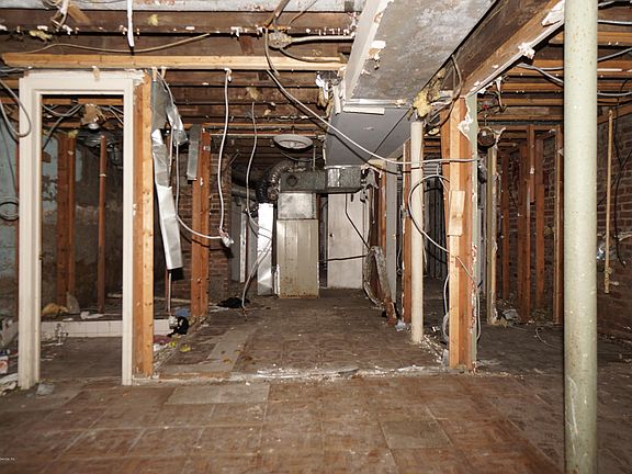 3rd image of 236 Victory Blvd
