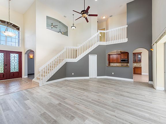 4th image of 885 Chatsworth Dr