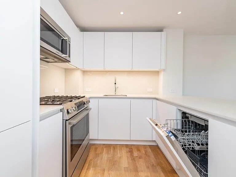 1406 Columbia Rd #4 — Photo 3