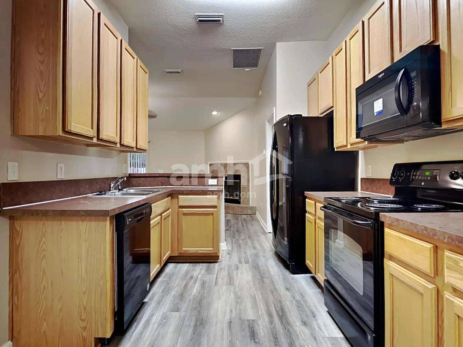 3 bed, 2.0 bath, 1376 sqft, $2,100 — Photo 3