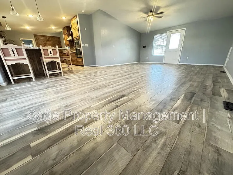 4879 N Monterey Dr — Photo 2