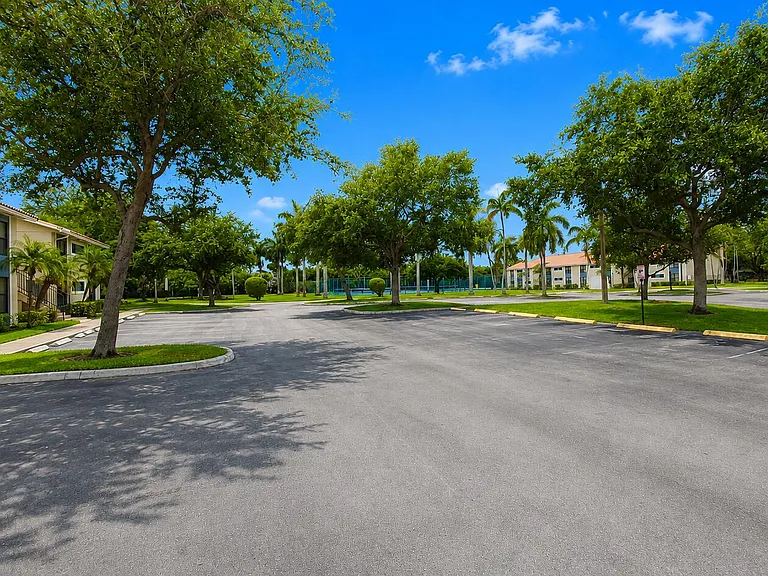 1463 Lake Crystal Dr #G — Photo 2
