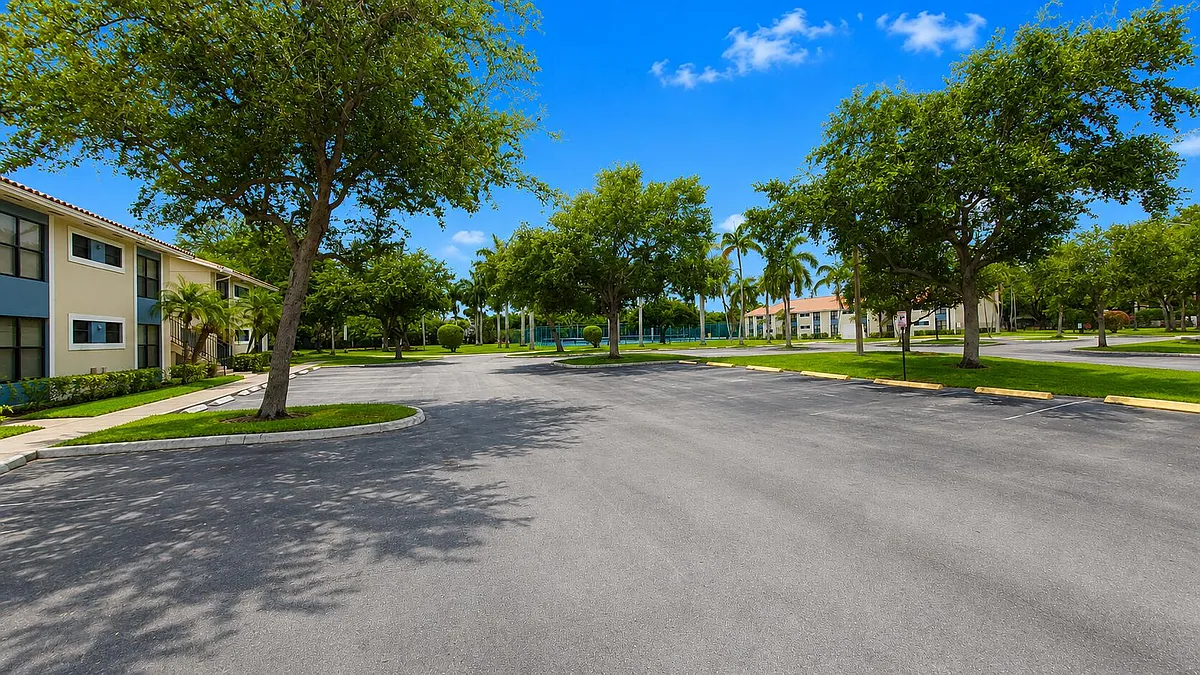 Building Photo - 1463 Lake Crystal Dr #G