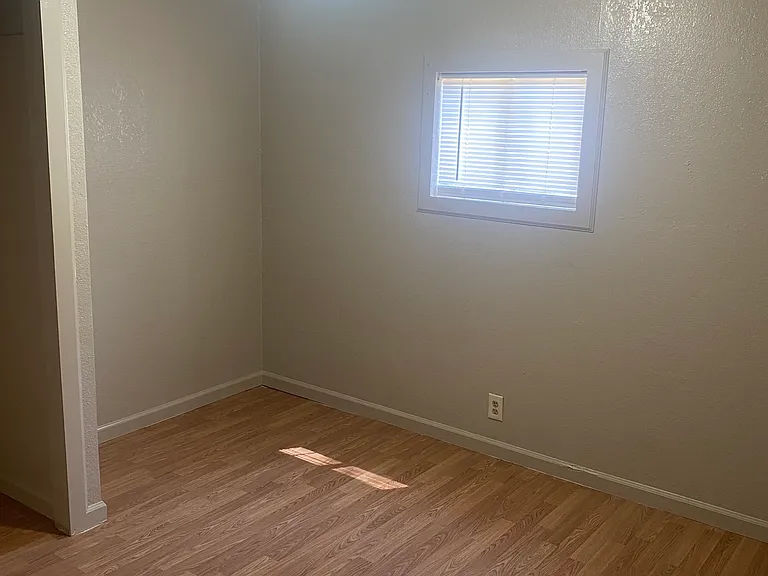 20702 Lower Hillview Dr — Photo 11