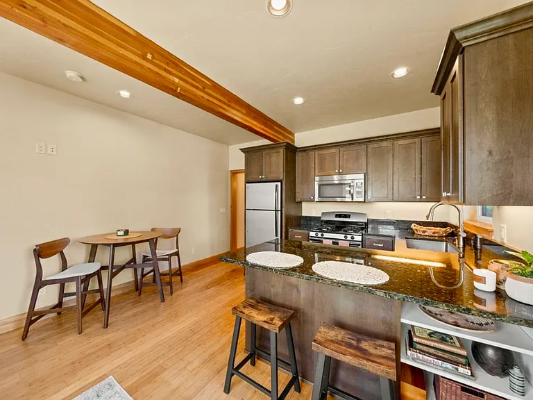 1696 SW Knoll Ave #2 — Photo 9