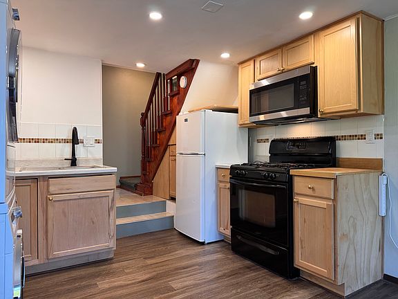 Kitchen with stove, Fridge and microwave